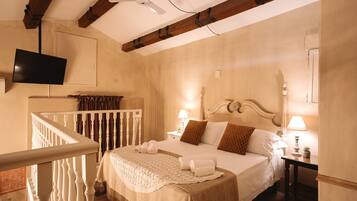 Deluxe-Dreibettzimmer, Stadtblick | Zimmersafe, Schreibtisch, kostenloses WLAN