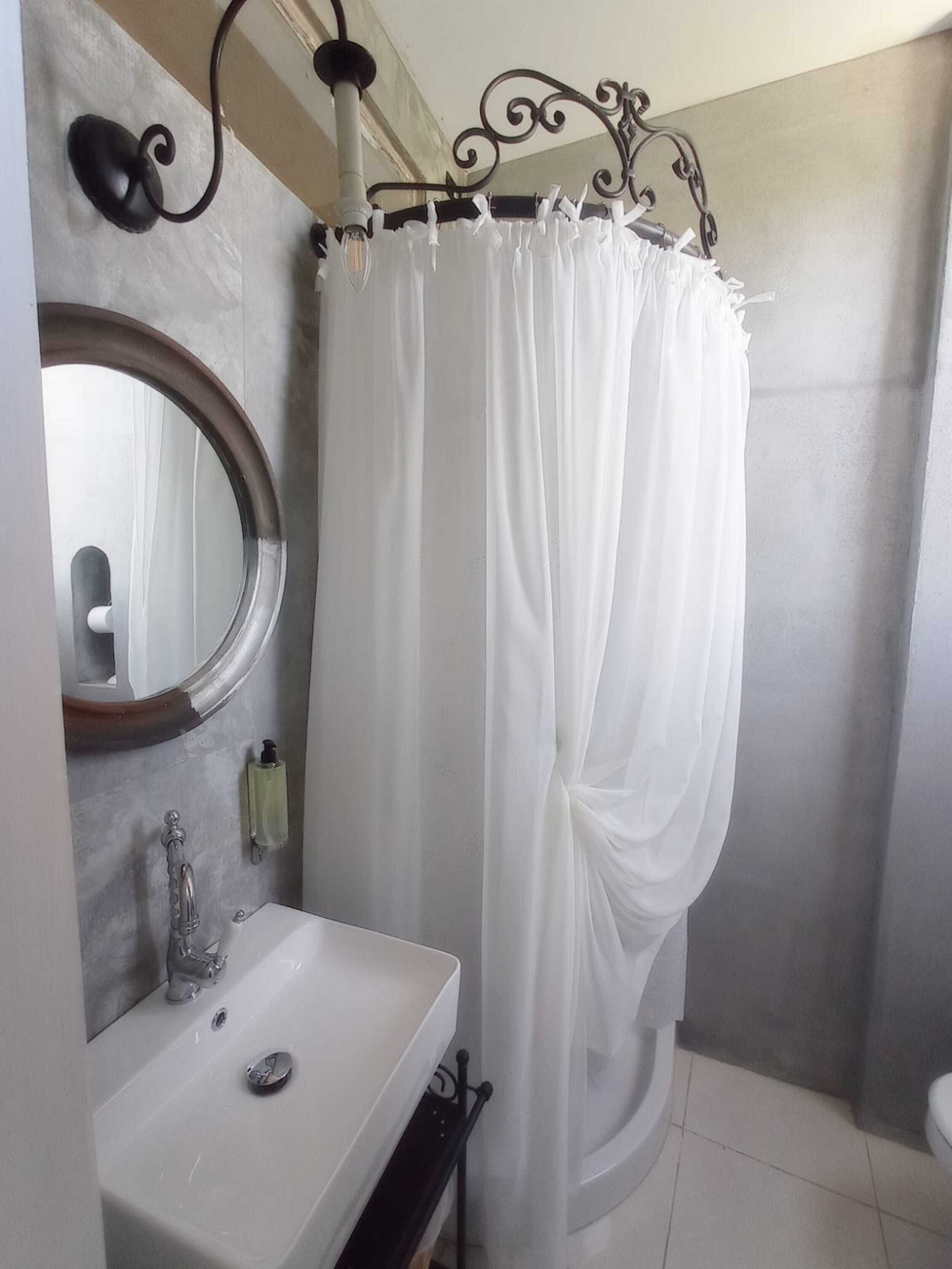 Room, Garden View | Bathroom | Free toiletries, hair dryer, towels, shampoo