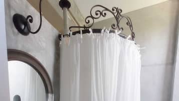 Room, Garden View | Bathroom | Free toiletries, hair dryer, towels, shampoo