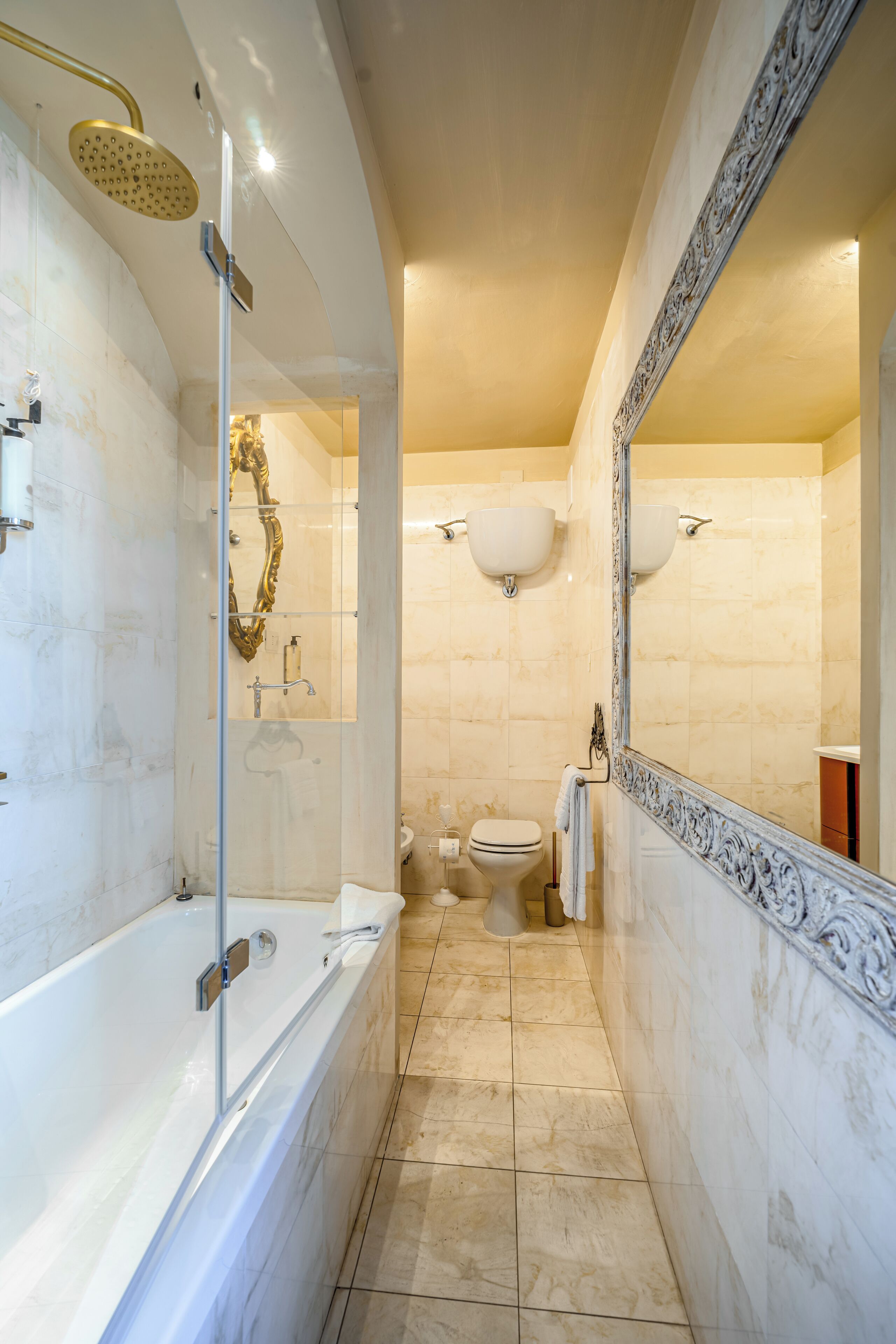 Deluxe-Dreibettzimmer, Stadtblick | Badezimmer | Kostenlose Toilettenartikel, Haartrockner, Handtücher, Shampoo