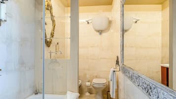 Deluxe-Dreibettzimmer, Stadtblick | Badezimmer | Kostenlose Toilettenartikel, Haartrockner, Handtücher, Shampoo