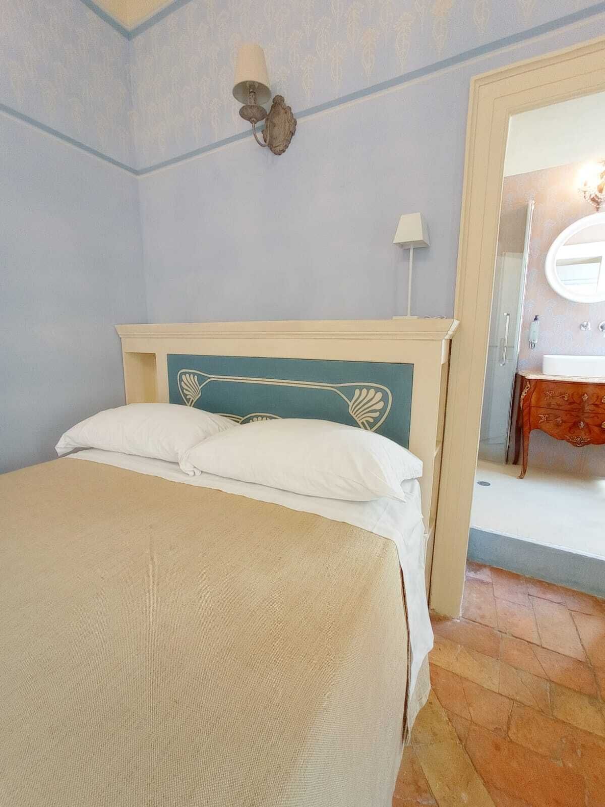 Quarto casal clássico | Cofres nos quartos, escrivaninha, Wi-Fi de cortesia