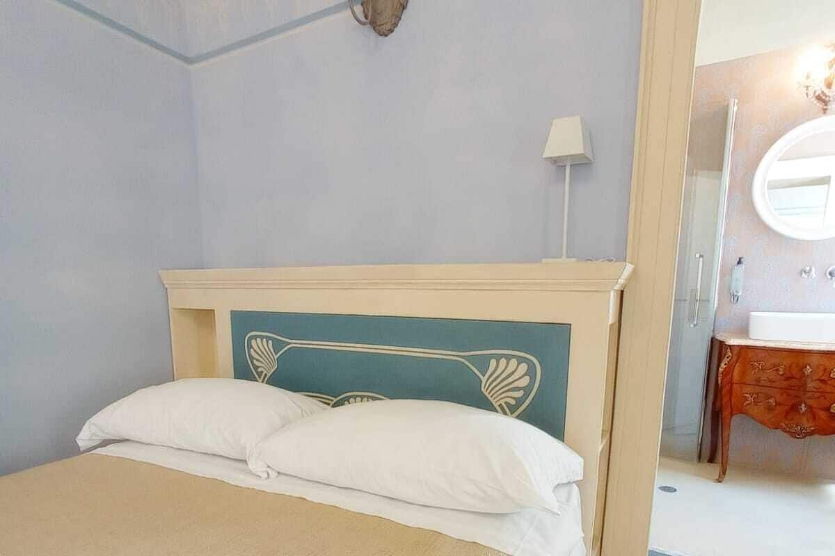 Quarto casal clássico | Cofres nos quartos, escrivaninha, Wi-Fi de cortesia