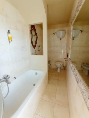 Deluxe Double Room | Bathroom - Hotel Oviv Dimora del borgo (Acquaviva Picena)