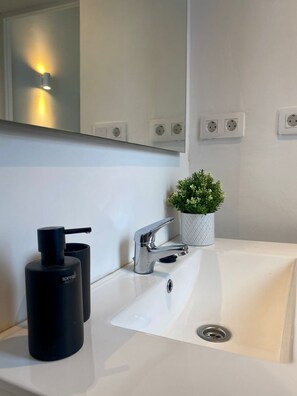 Een douche, een haardroger, handdoeken, zeep