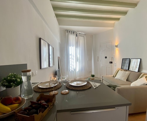 Nice 1 bedroom apartment with small inner courtyard 10 min. from the beach