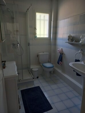 Haartrockner, Handtücher, Seife, Toilettenpapier