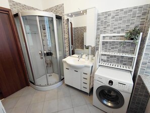 Sèche-cheveux, bidet, serviettes fournies, papier toilette