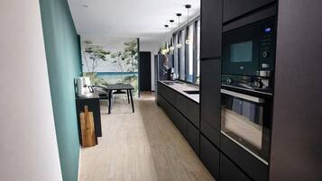 Réfrigérateur, micro-ondes, four, plaque de cuisson