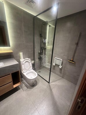 Hair dryer, towels, soap, toilet paper - Elegant 1BR Apartment in The Greens | Calm - Premium - 4 Guests (Dubai)