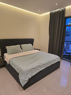 Tabla de planchar con plancha, wifi y ropa de cama 