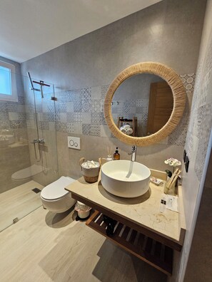 Hair dryer, towels, soap, toilet paper - Garden Breeze • Ghibli 401 • Boutique Penthouse (Dominicus)