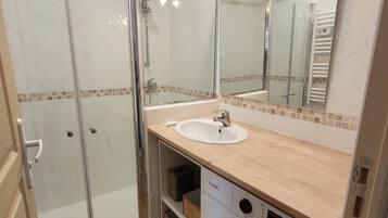 Een douche, een haardroger, handdoeken, toiletpapier