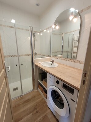 Dusche, Haartrockner, Handtücher, Toilettenpapier