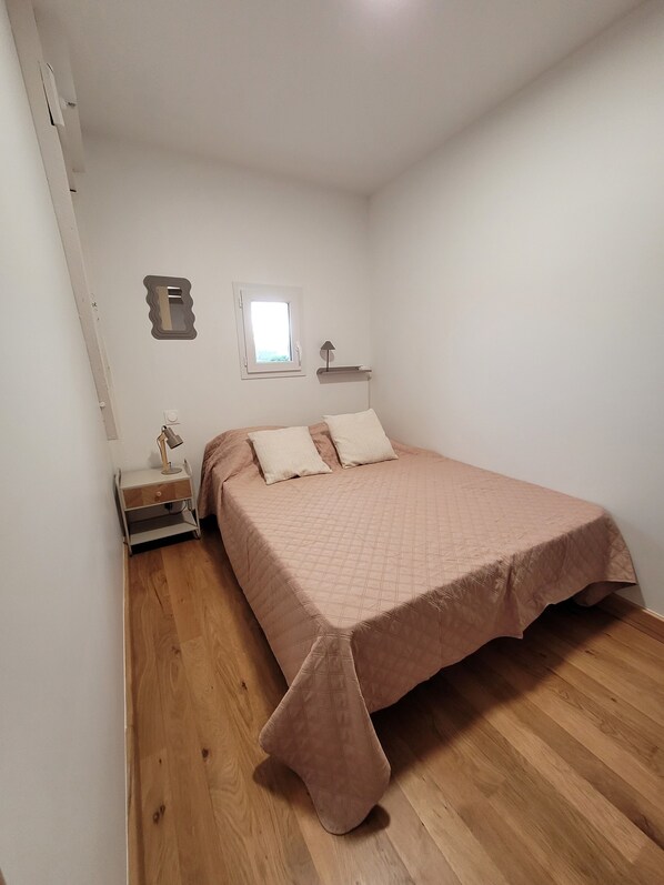 Tabla de planchar con plancha, Internet, ropa de cama