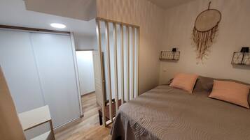 Een strijkplank/strijkijzer, internet, beddengoed