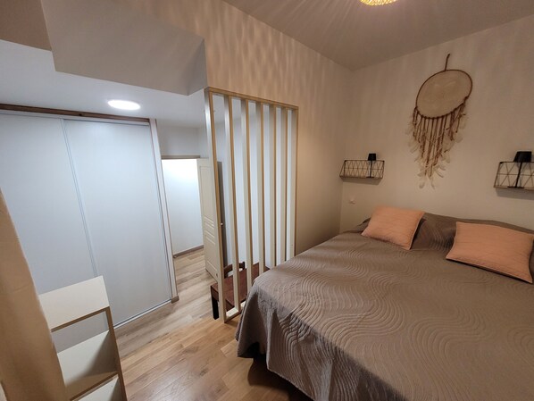 Fer et planche à repasser, accès Internet, draps fournis