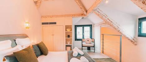 Desk, iron/ironing board, WiFi, bed sheets