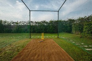 Villa estándar, balcón, vista al jardín | Cancha deportiva