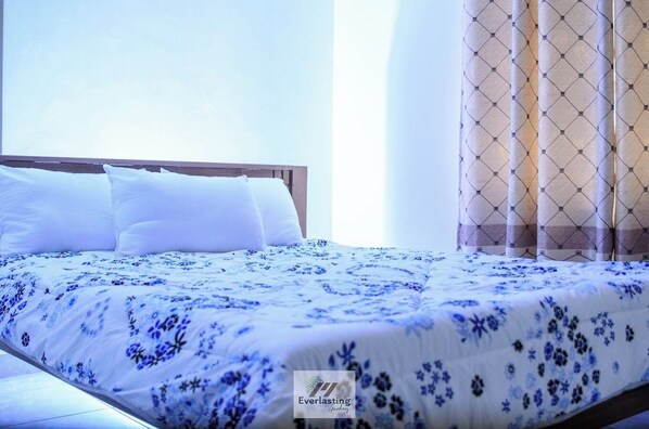 Deluxe Single Room | Free WiFi, bed sheets - Everlasting Gardens Kitui (Kaveta)