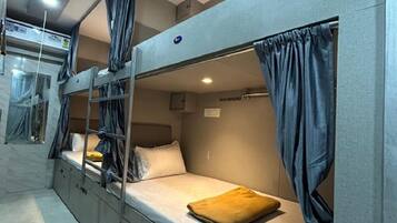 Basic Shared Dormitory | Soundproofing, iron/ironing board, free WiFi