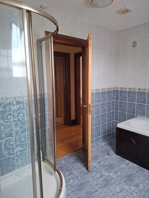 Badewanne und Dusche (separat), Komfortbadewanne, Haartrockner