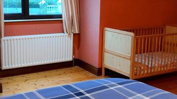 5 bedrooms, iron/ironing board, free WiFi, bed sheets