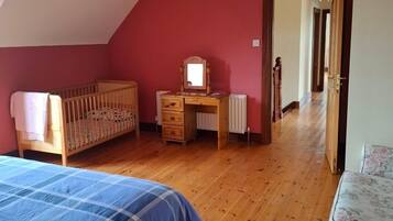 5 bedrooms, iron/ironing board, free WiFi, bed sheets