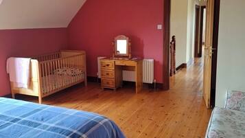5 bedrooms, iron/ironing board, free WiFi, bed sheets