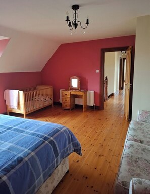 5 Schlafzimmer, Bügeleisen/Bügelbrett, kostenloses WLAN, Bettwäsche