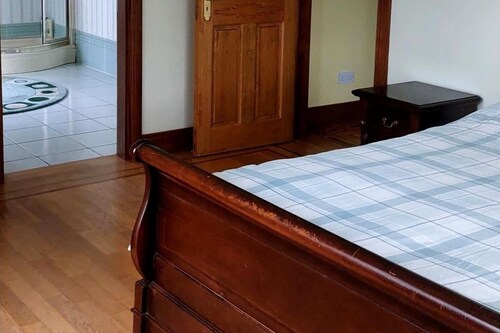 Bree House Sleeps 16 With Free Parking