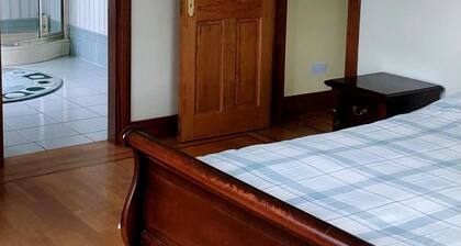 Bree House Sleeps 16 With Free Parking