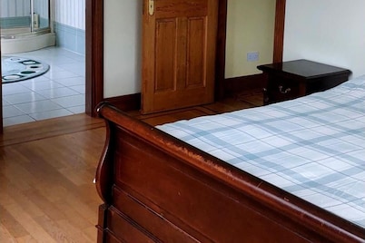 Bree House Sleeps 16 With Free Parking