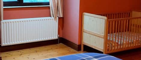 5 bedrooms, iron/ironing board, free WiFi, bed sheets