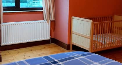 Bree House Sleeps 16 With Free Parking