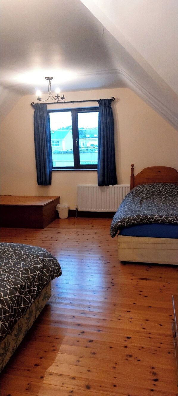 Unclassified image, 1 of 28, button - Bree House Sleeps 16 With Free Parking (Malin)