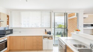 Kaffetrakter/tekoker, kjøleskap, mikrobølgeovn og ovn