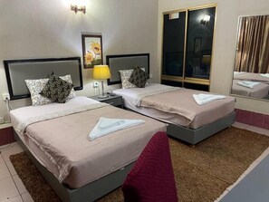 Superior Twin Room, City View | Free WiFi - Pickyard Guest House (Phnom Penh)