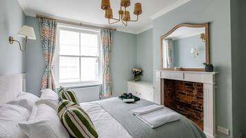 4 bedrooms, iron/ironing board, free WiFi, bed sheets