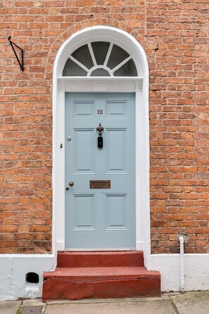 Exterior detail - Luxury Central Townhouse / Sleeps 10 / Parking (Chester)