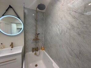 Ducha y bañera combinadas, bañera profunda, secador de pelo y toallas