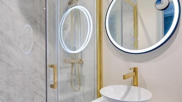 Kombinasi shower/bathtub, bathtub besar, pengering rambut, dan handuk