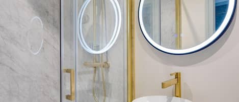 Combined shower/tub, deep soaking tub, hair dryer, towels