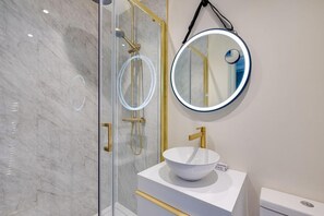 Combined shower/bathtub, deep-soaking bathtub, hair dryer, towels - Luxury Georgian Townhouse / Sleeps 10 / Parking (Chester)
