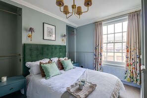 4 bedrooms, iron/ironing board, free WiFi, bed sheets - Luxury Georgian Townhouse / Sleeps 10 / Parking (Chester)