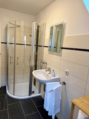 Dusche, Haartrockner, Handtücher, Seife