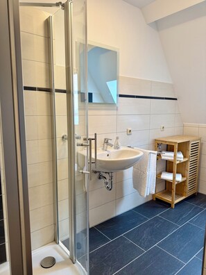 Regadera, secadora de cabello, toallas, jabón 