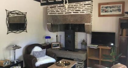 Isolated cottage in the Mont-Saint-Michel mountains. Dogs welcome.