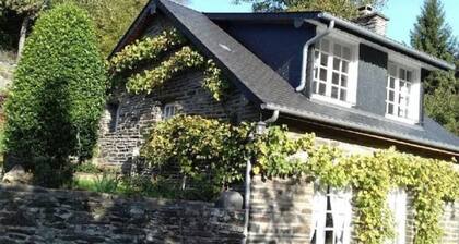 Isolated cottage in the Mont-Saint-Michel mountains. Dogs welcome.