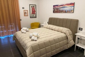 Iron/ironing board, WiFi, bed sheets - Deluxe Room with Balcony City View - Sofia and the City of Wonders (Napoli)